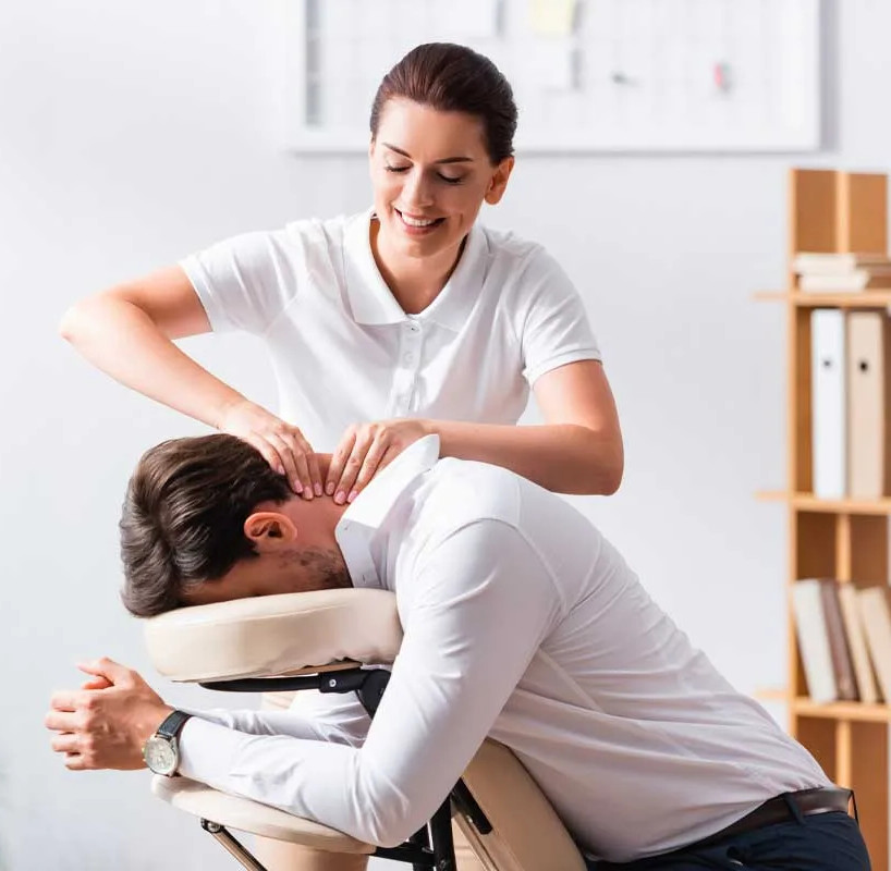 Formation massage assis sur chaise ergonomique